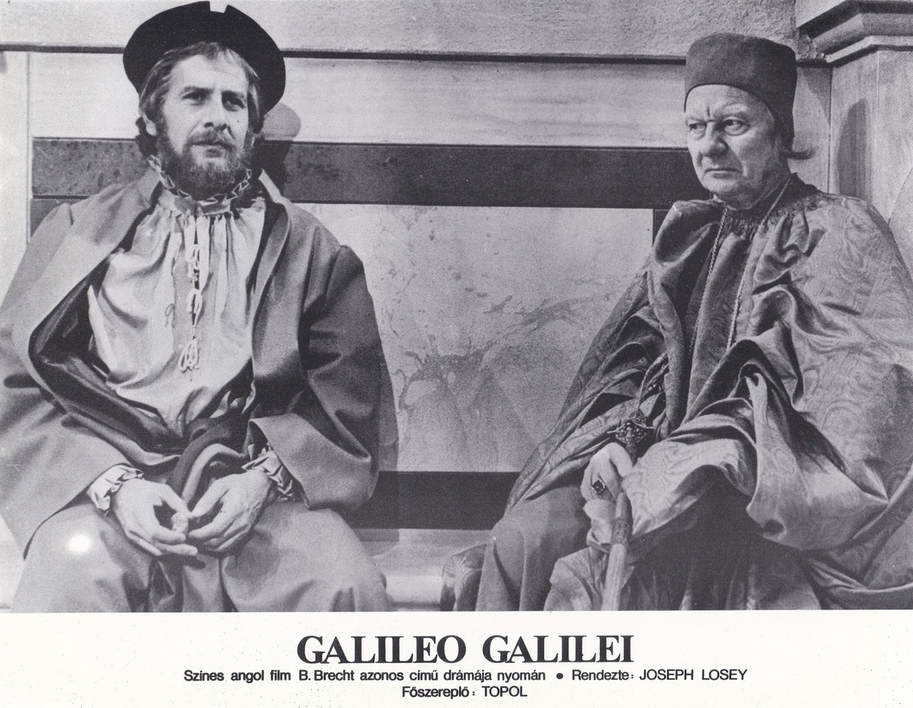 Topol در صحنه فیلم سینمایی Galileo به همراه جان گیلگد