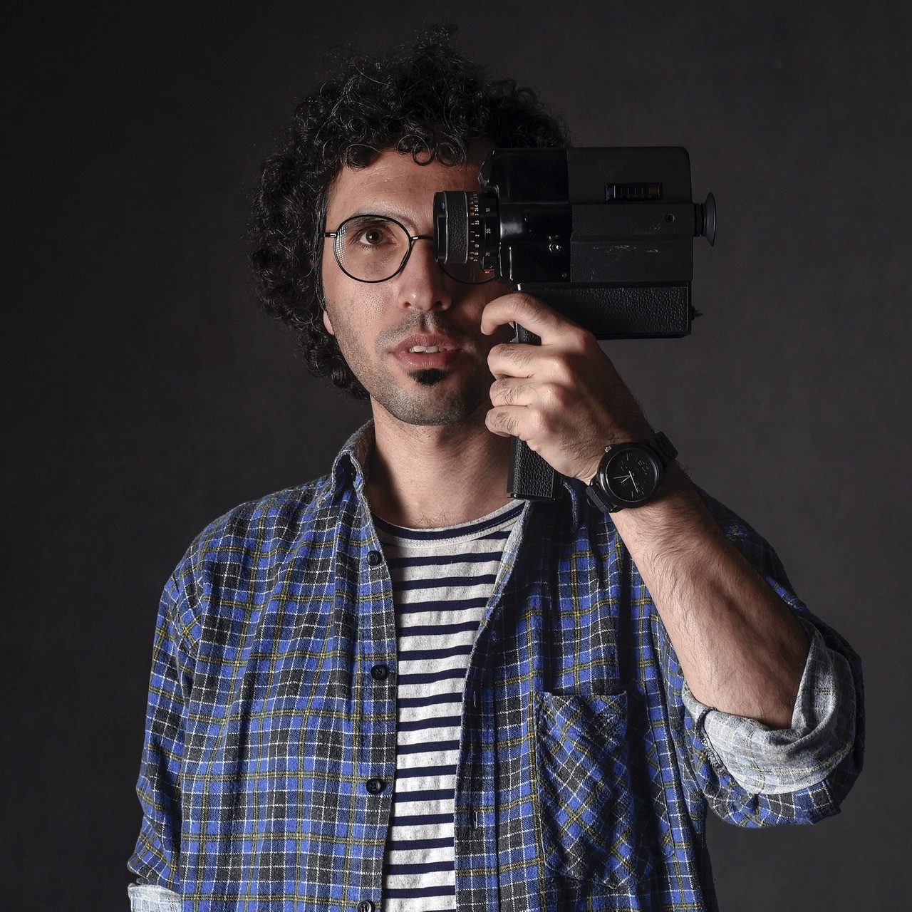 تصویری از محمد حدادی، مدیر فیلم برداری و فیلمبردار سینما و تلویزیون در حال بازیگری سر صحنه یکی از آثارش