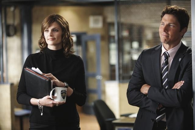 Michael Trucco در صحنه سریال تلویزیونی کستل به همراه Stana Katic
