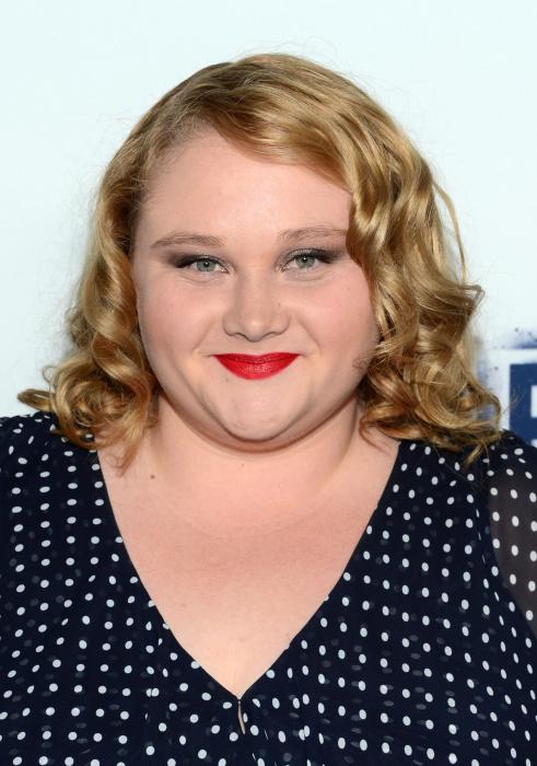 Danielle Macdonald در صحنه فیلم سینمایی شرق (گروه شرق)