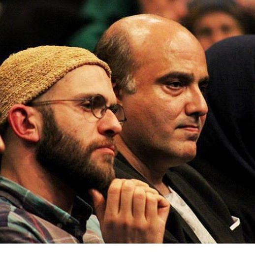 تصویری از بابک حمیدیان، بازیگر و تهیه کننده سینما و تلویزیون در حال بازیگری سر صحنه یکی از آثارش