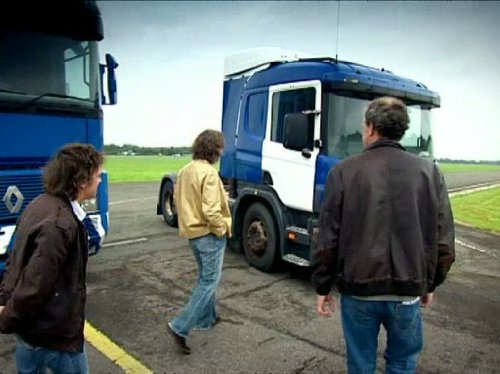 Jeremy Clarkson در صحنه سریال تلویزیونی تخت گاز به همراه James May و Richard Hammond