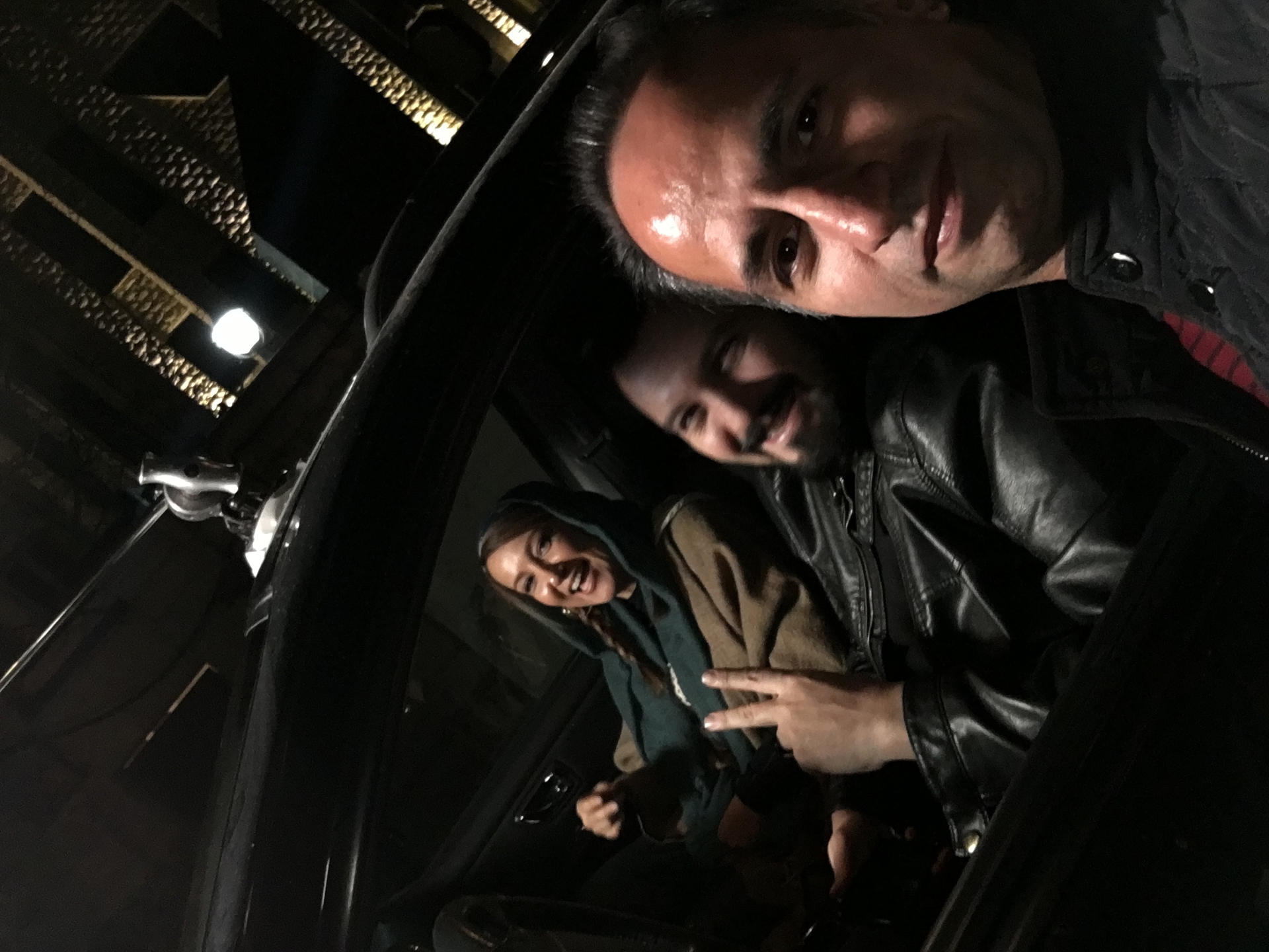 تصویری از حسین رامه، مدیر تولید و مجری طرح سینما و تلویزیون در حال بازیگری سر صحنه یکی از آثارش