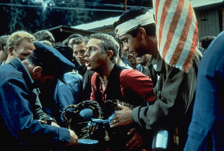 Jud Taylor در صحنه فیلم سینمایی فرار بزرگ به همراه استیو مک کوئین