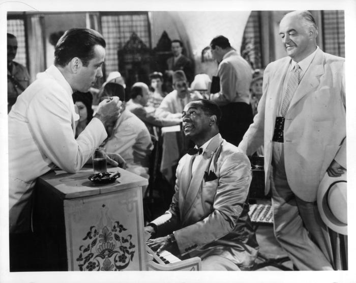 Dooley Wilson در صحنه فیلم سینمایی کازابلانکا به همراه Sydney Greenstreet و هامفری بوگارت