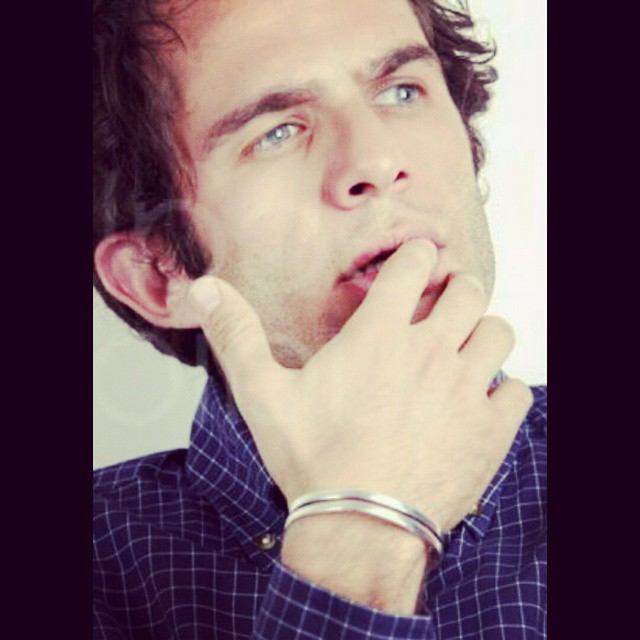 تصویری از بابک حمیدیان، بازیگر و تهیه کننده سینما و تلویزیون در حال بازیگری سر صحنه یکی از آثارش