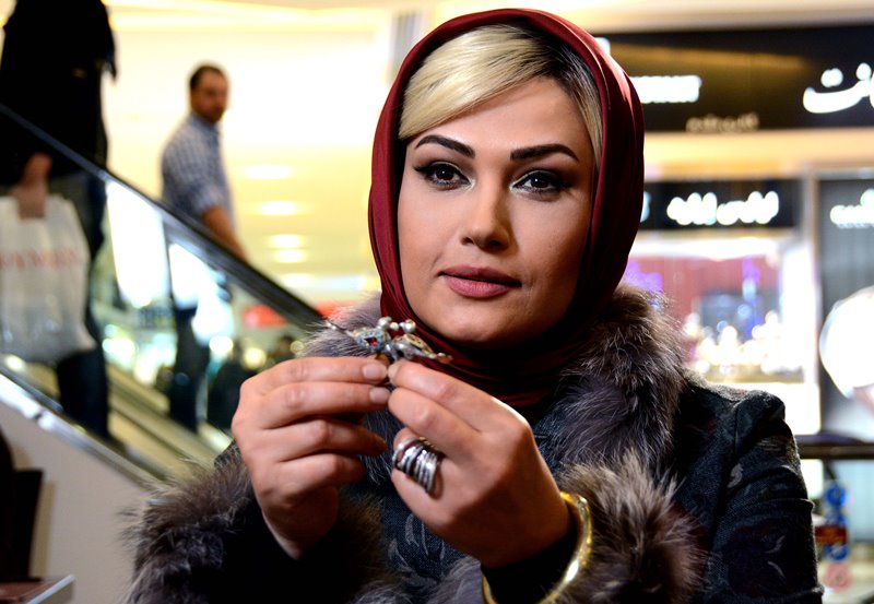 لادن مستوفی در صحنه فیلم سینمایی یک دزدی عاشقانه