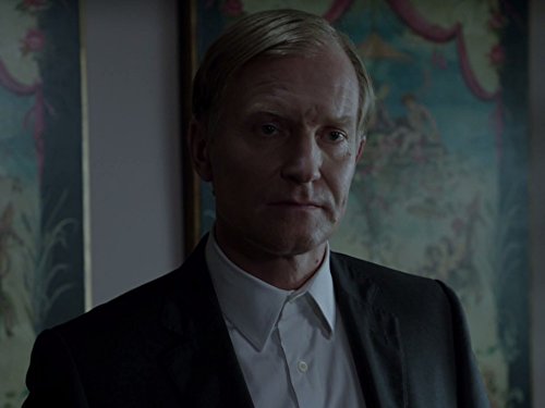 Ulrich Thomsen در صحنه سریال تلویزیونی بنشی