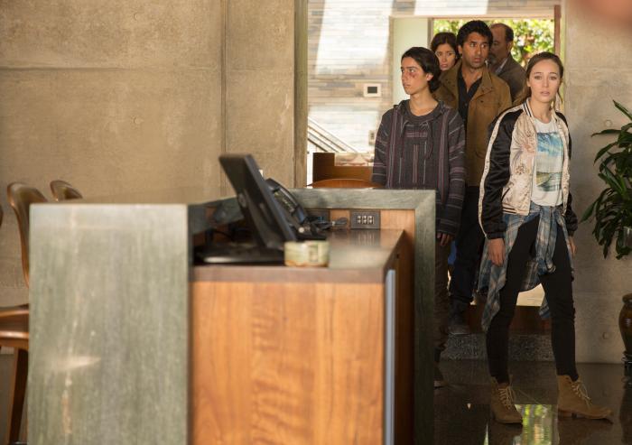 Mercedes Mason در صحنه سریال تلویزیونی ترس از مردگان متحرک به همراه کلیف کرتیس، روبن بلادس، آلیسیا دبنم کری و Lorenzo James Henrie