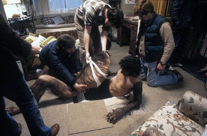 David Naughton در صحنه فیلم سینمایی گرگ نمای آمریکایی در لندن