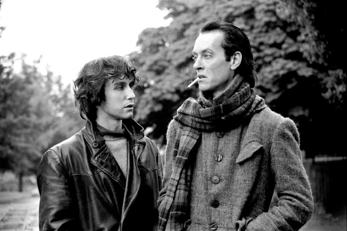 ریچارد ای گرانت در صحنه فیلم سینمایی Withnail & I به همراه پل مک گان