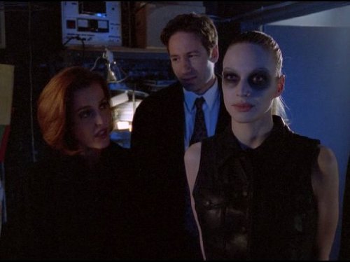 Kristin Lehman در صحنه سریال تلویزیونی پرونده های ایکس به همراه جیلین اندرسون و دیوید دوکاونی