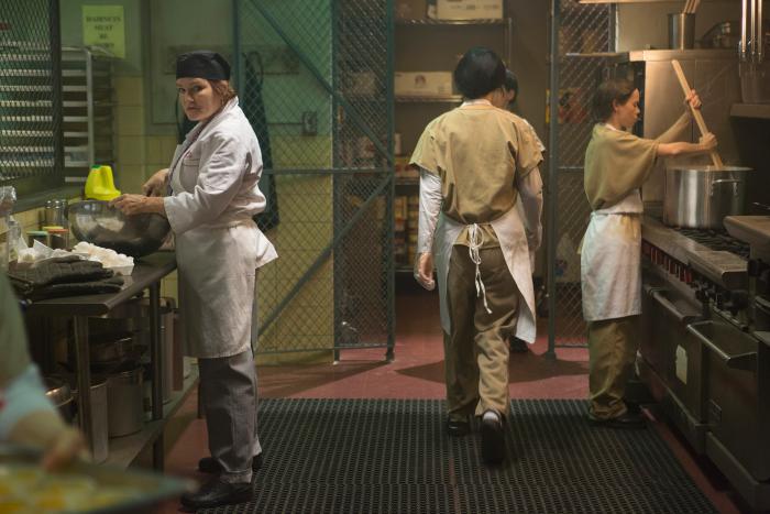 کیت مولگرو در صحنه سریال تلویزیونی نارنجی سیاه، جدید است