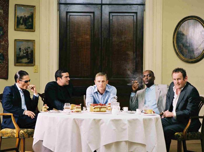 Tamer Hassan در صحنه فیلم سینمایی هزارتوی جنایت به همراه دنیل کریگ، George Harris، Colm Meaney و تام هاردی