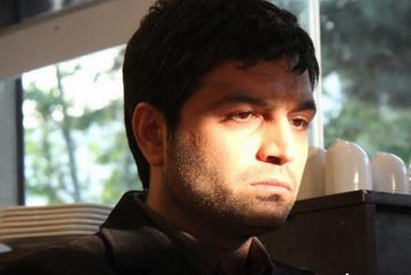 روح‌الله کمانی در صحنه سریال تلویزیونی سایبر