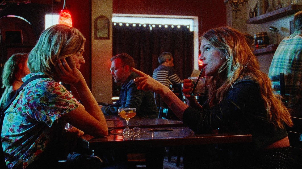 آنالیگ تیپتون در صحنه فیلم سینمایی Golden Exits به همراه Lily Rabe