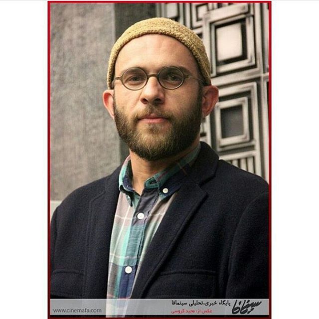 تصویری از بابک حمیدیان، بازیگر و تهیه کننده سینما و تلویزیون در حال بازیگری سر صحنه یکی از آثارش