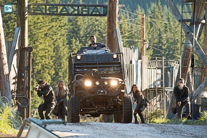 Devon Bostick در صحنه سریال تلویزیونی 100 به همراه Lindsey Morgan، Eliza Taylor، Bob Morley و Marie Avgeropoulos