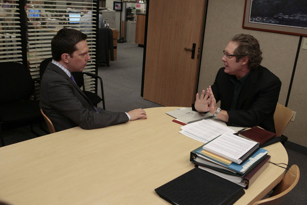 جیمز اسپیدر در صحنه سریال تلویزیونی اداره به همراه اد هلمز