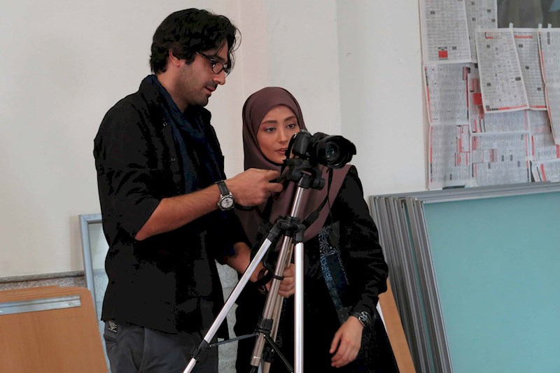 نگار حسن‌زاده در صحنه سریال تلویزیونی گاهی به پشت سر نگاه کن به همراه میلاد رحیمی
