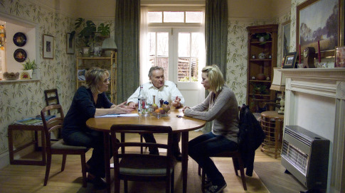 Sinéad Cusack در صحنه فیلم سینمایی قول های شرقی به همراه Jerzy Skolimowski و نائومی واتس