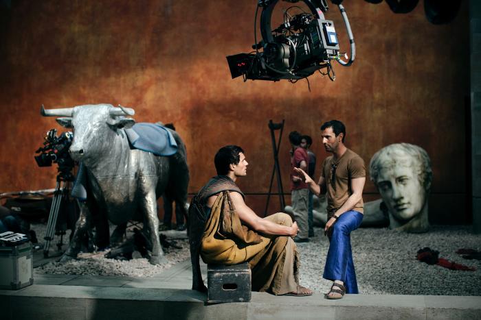 Tarsem Singh در صحنه فیلم سینمایی فناناپذیران به همراه هنری کاویل