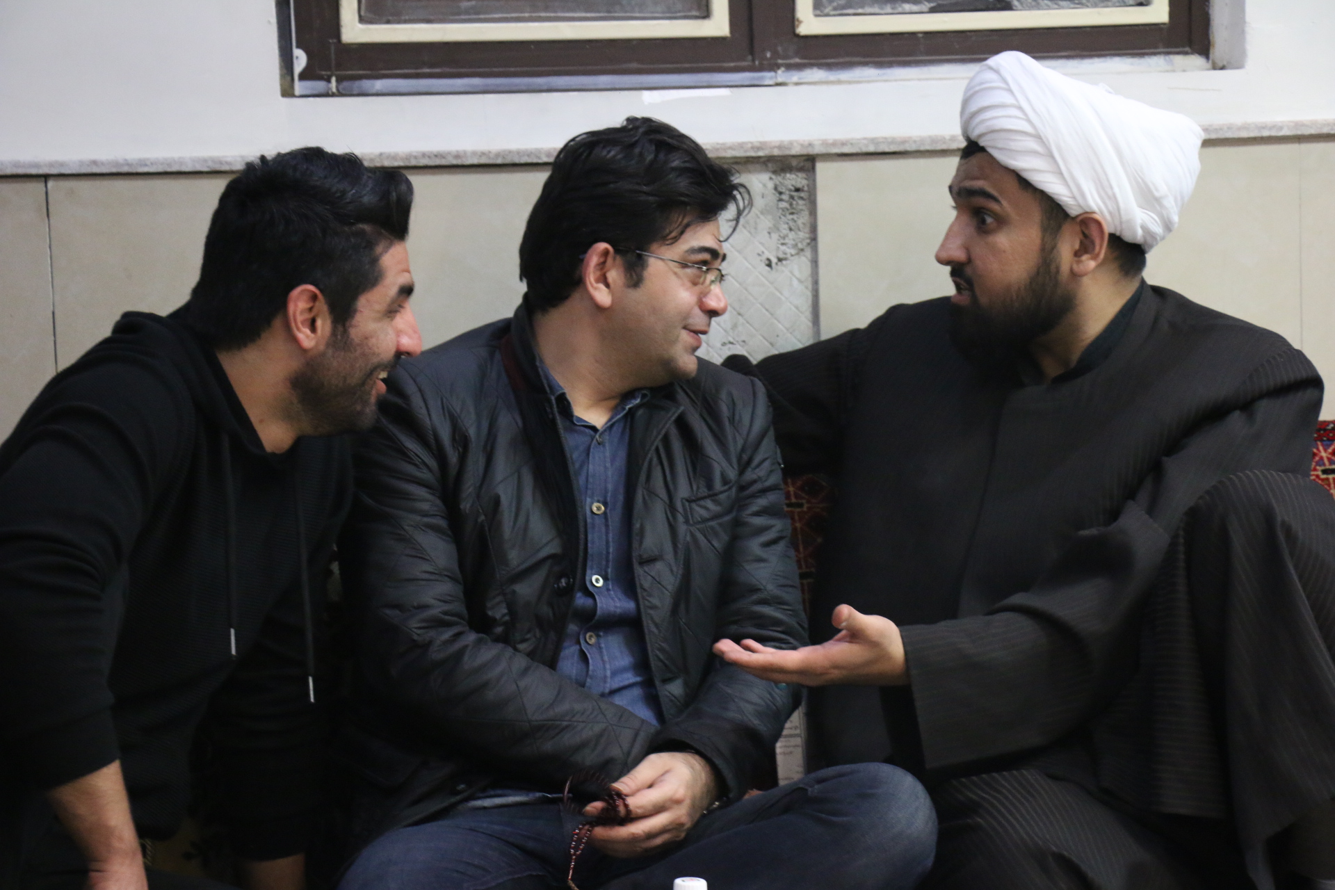 تصویری از عباس روزمه، تهیه کننده سینما و تلویزیون در حال بازیگری سر صحنه یکی از آثارش