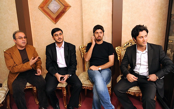 حسین سهیلی‌زاده در پشت صحنه سریال تلویزیونی فاصله‌ها به همراه شاهرخ استخری مراغه