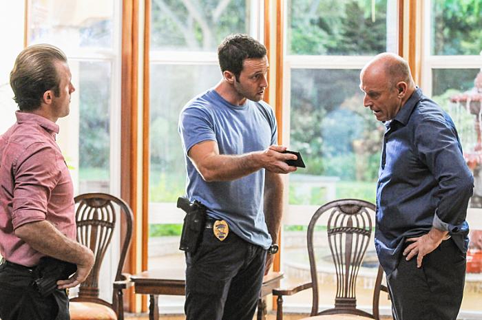 Corbin Bernsen در صحنه سریال تلویزیونی Hawaii Five-0 به همراه Scott Caan و Alex O'Loughlin