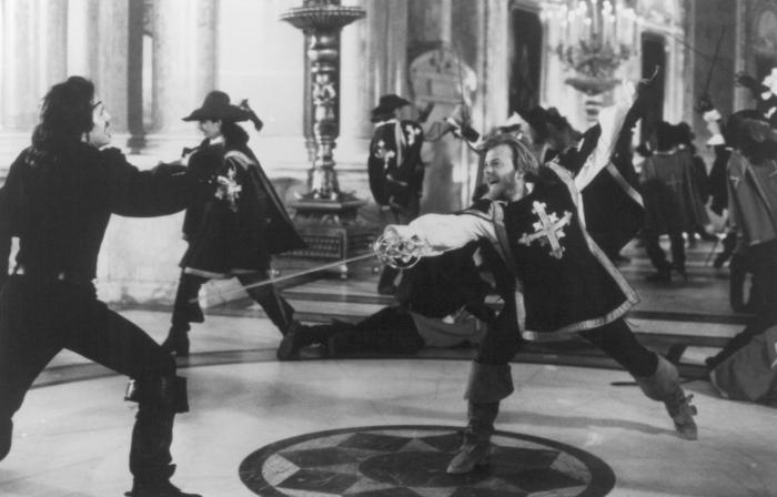 کیفر ساترلند در صحنه فیلم سینمایی سه تفنگدار به همراه Michael Wincott