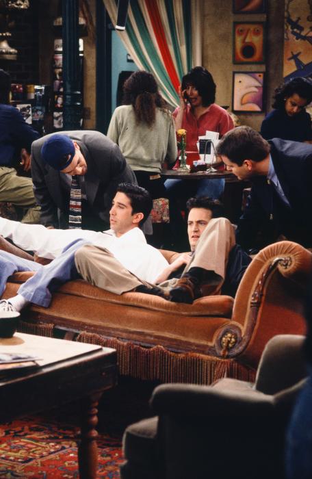 Nicky Katt در صحنه سریال تلویزیونی دوستان به همراه David Schwimmer، Peter DeLuise و Matthew Perry