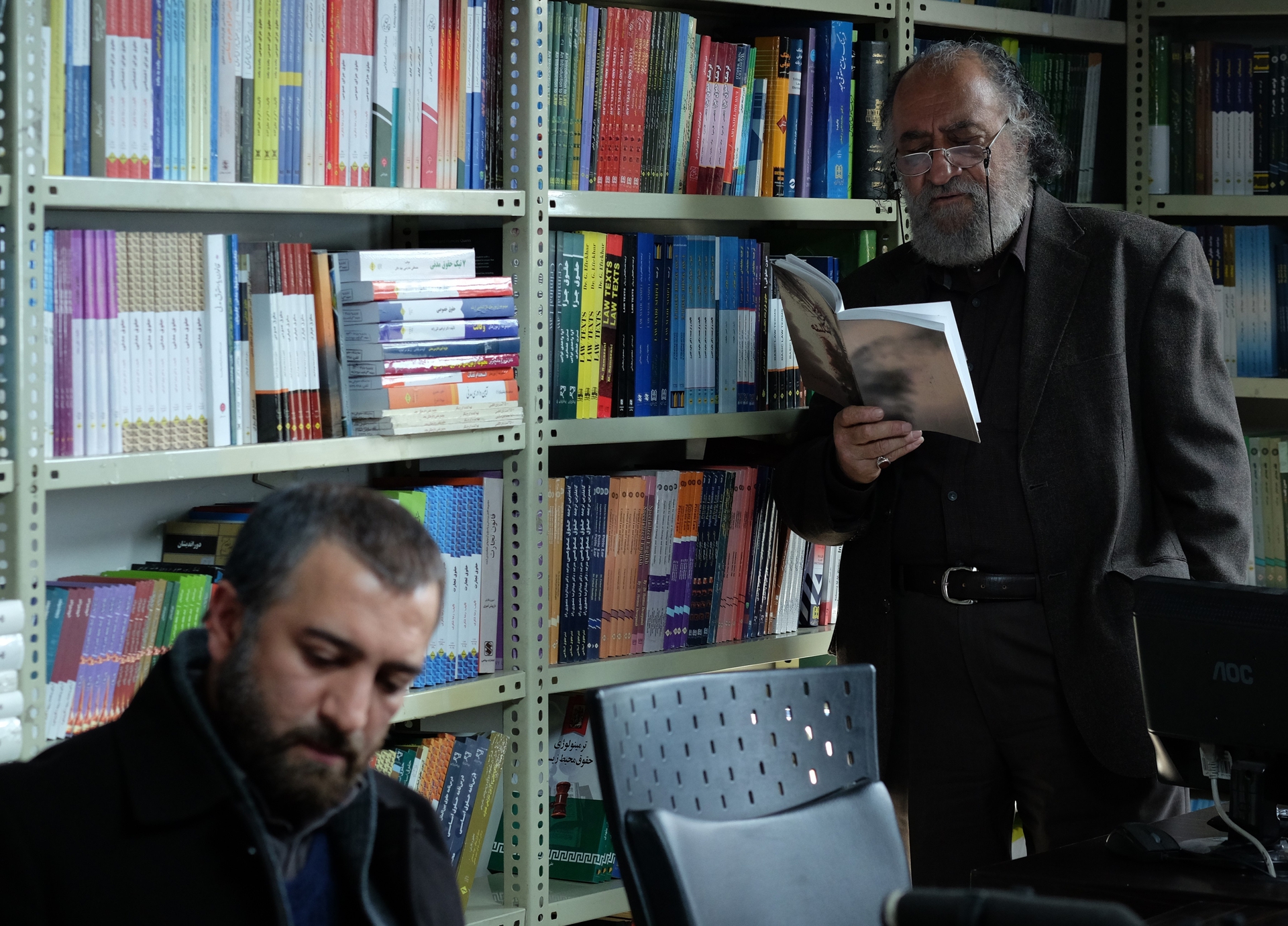 مجید صالحی در صحنه فیلم سینمایی چراغ‌های ناتمام به همراه داریوش ارجمند