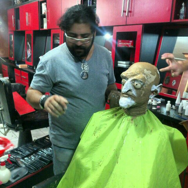 تصویری از بهرام علی اکبری، طراح گریم سینما و تلویزیون در حال بازیگری سر صحنه یکی از آثارش