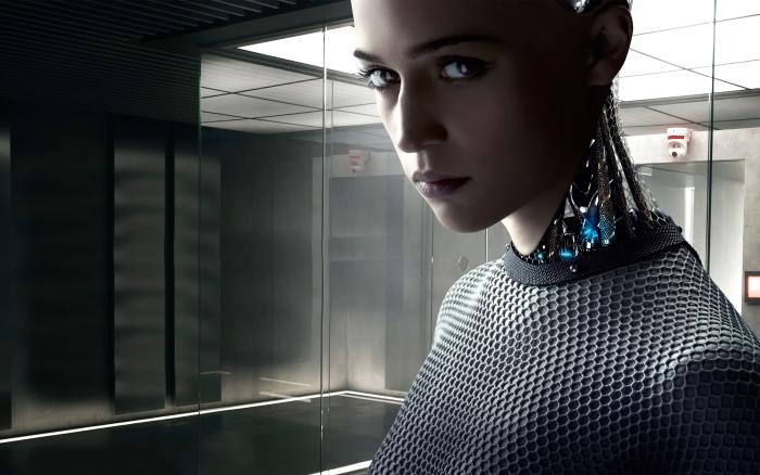 الکس گارلند در صحنه فیلم سینمایی Ex Machina به همراه آلیشیا ویکاندر