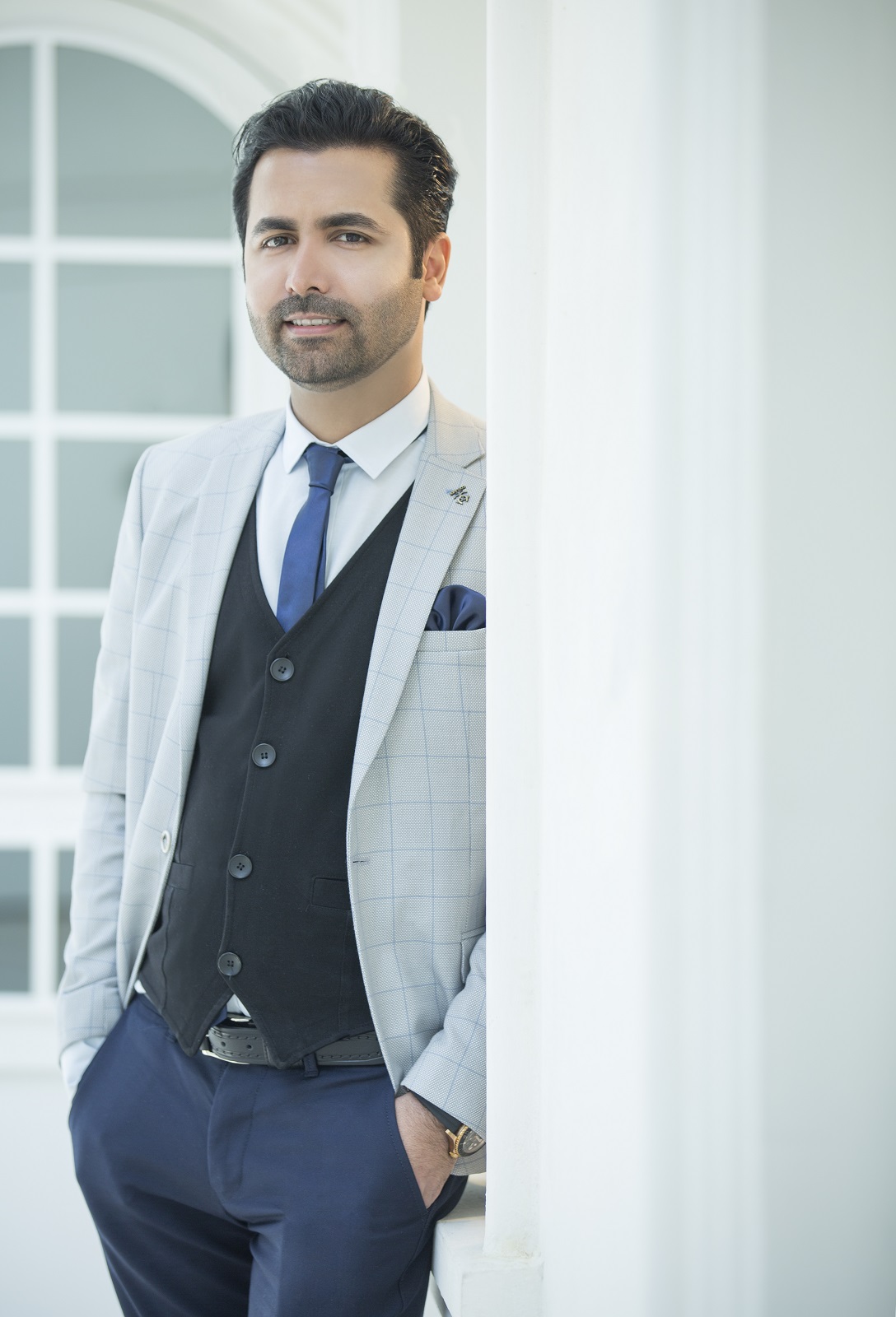 تصویری از بهروز محمدی، بازیگر و انتخاب بازیگر سینما و تلویزیون در حال بازیگری سر صحنه یکی از آثارش