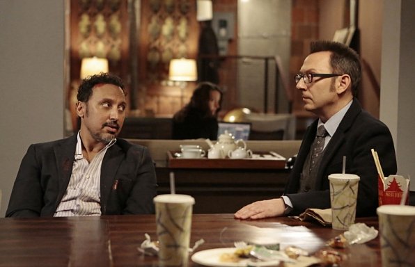 Aasif Mandvi در صحنه سریال تلویزیونی مظنون به همراه Michael Emerson