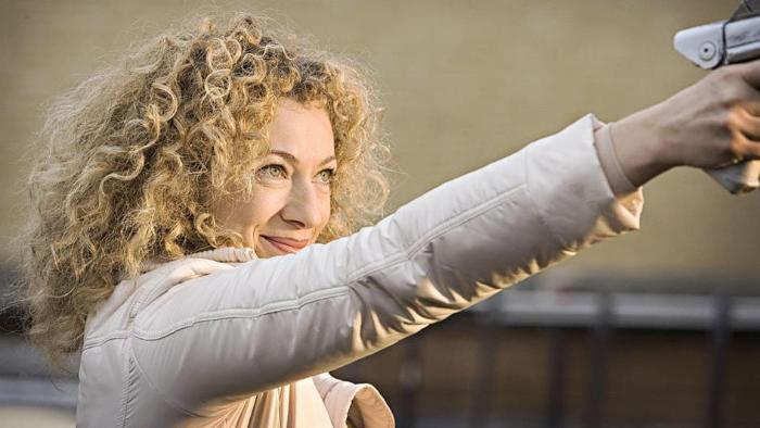 Alex Kingston در صحنه سریال تلویزیونی Doctor Who