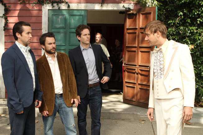 جیمی سیمپسون در صحنه سریال تلویزیونی فیلادلفیا همیشه آفتابی است به همراه Rob McElhenney، Glenn Howerton و Charlie Day