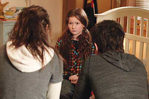 جاستین چتوین در صحنه سریال تلویزیونی بی شرم به همراه امی رسوم و Emma Kenney