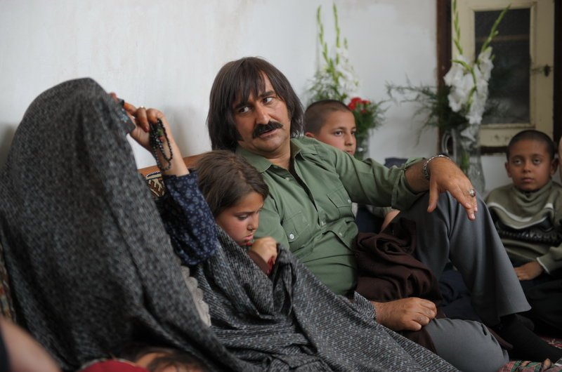 مهران احمدی در صحنه فیلم سینمایی نفس به همراه محمدرضا شیرخانلو و ساره نور موسوی