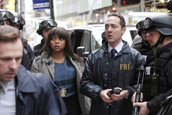 Brennan Brown در صحنه سریال تلویزیونی مظنون به همراه تراجی پی. هنسون