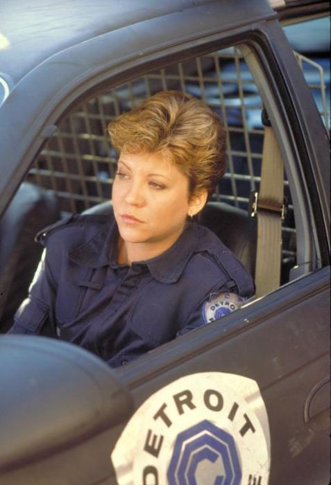 Nancy Allen در صحنه فیلم سینمایی پلیس آهنی