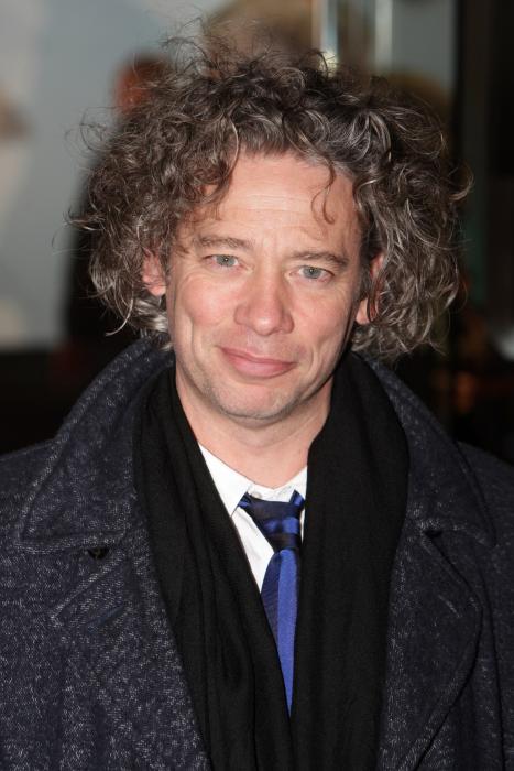 Dexter Fletcher در صحنه فیلم سینمایی دختری با خالکوبی اژدها