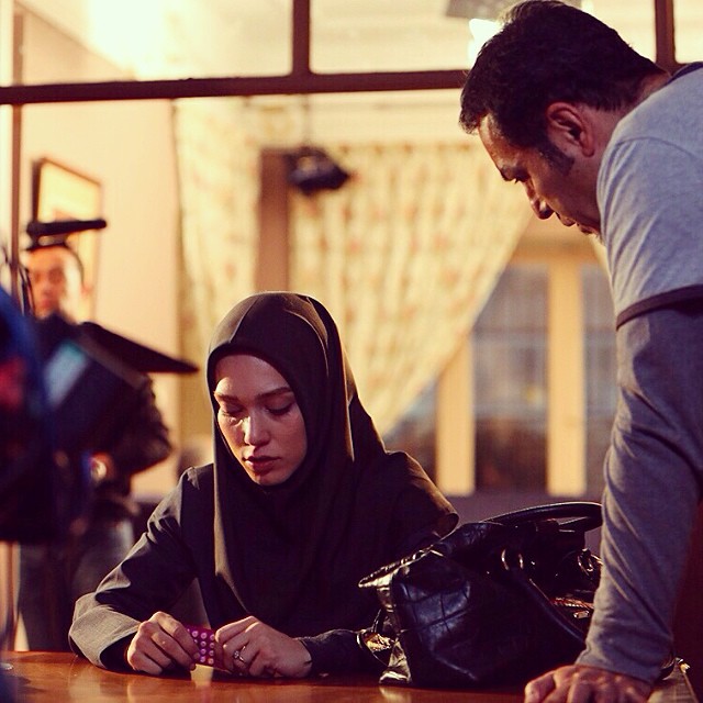 فریبرز عرب‌نیا در صحنه سریال تلویزیونی رنگ شک به همراه شهرزاد کمال‌زاده