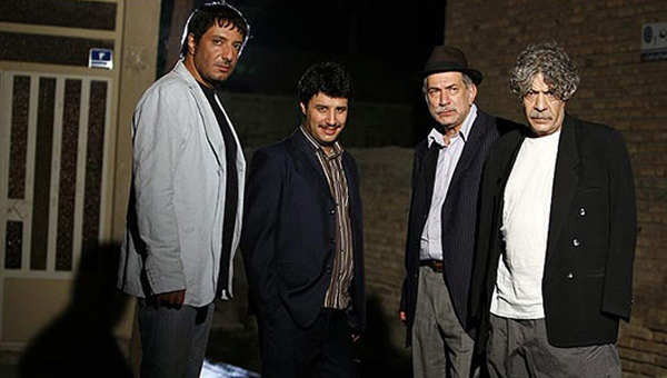آتیلا پسیانی در صحنه سریال تلویزیونی چار دیواری به همراه امیر جعفری و جواد عزتی