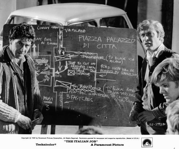 Tony Beckley در صحنه فیلم سینمایی The Italian Job به همراه مایکل کین