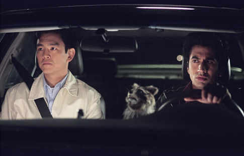 جان چو در صحنه فیلم سینمایی هارولد و کمار به همراه Kal Penn