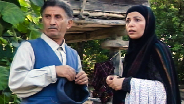 انوش نصر ماسوله در صحنه سریال تلویزیونی دنیای شیرین دریا به همراه عطیه غبیشاوی