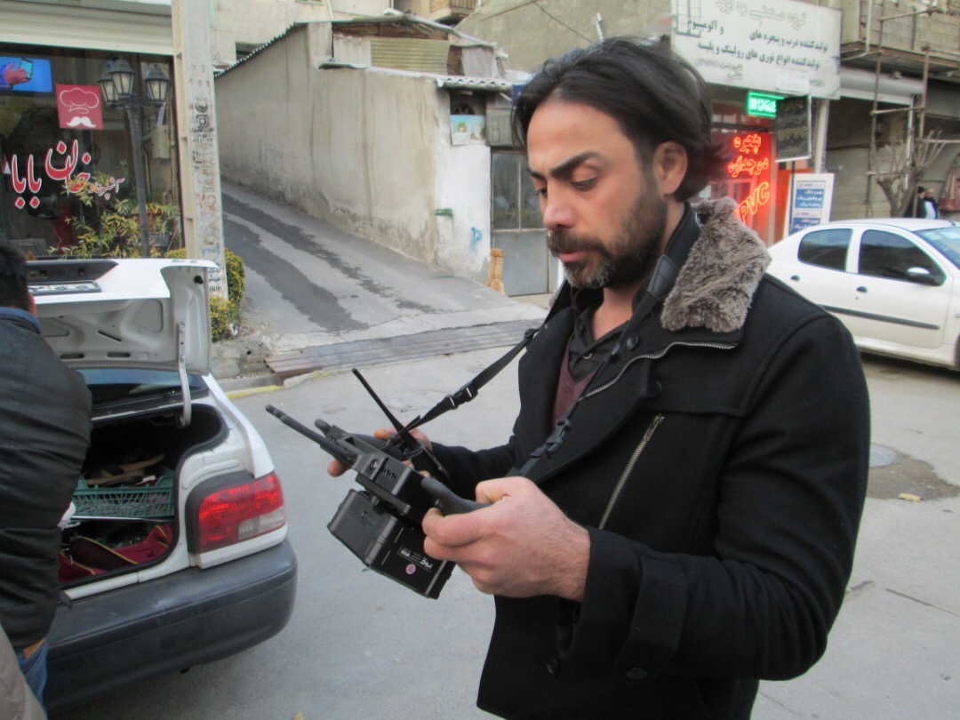 تصویری از پیام حنفی، برنامه‌ریزی و دستیار کارگردان سینما و تلویزیون در حال بازیگری سر صحنه یکی از آثارش