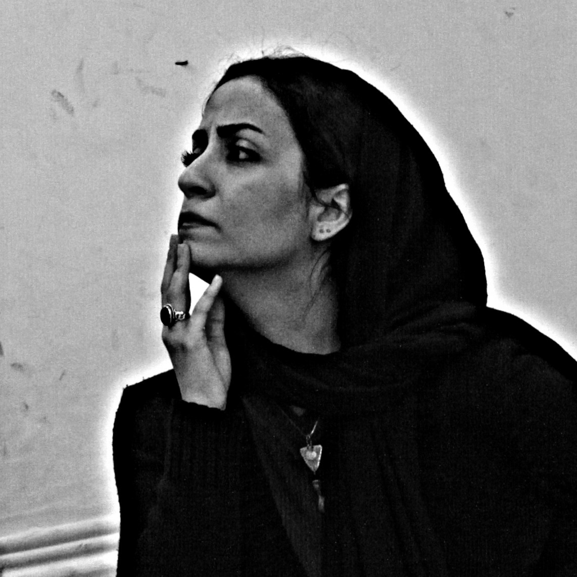 تصویری از رعنا روشنک، بازیگر سینما و تلویزیون در حال بازیگری سر صحنه یکی از آثارش